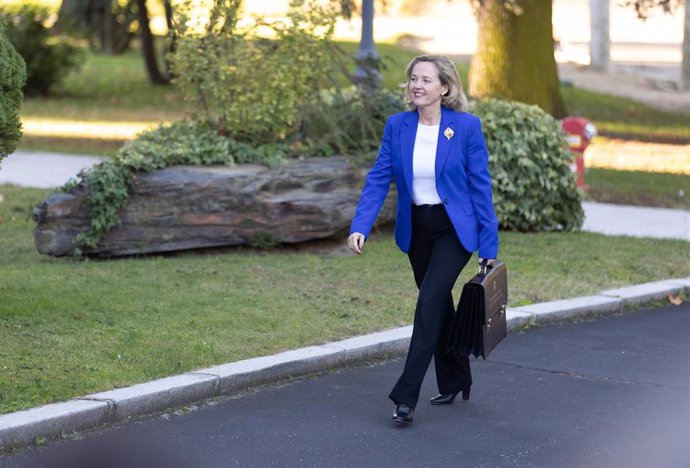 La vicepresidenta primera y ministra de Asuntos Económicos, Nadia Calviño, a su llegada a la primera reunión de Consejo de Ministros de la XV legislatura, en el Palacio de la Moncloa, a 22 de noviembre de 2023, en Madrid (España). Los nuevos ministros y