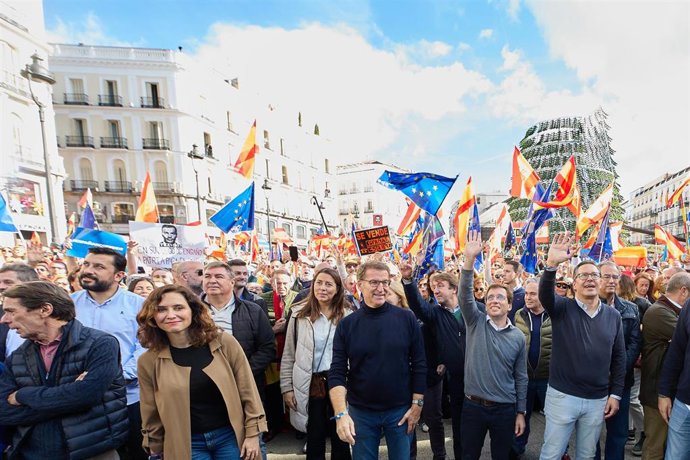 (I-D) La presidenta de la Comunidad de Madrid y del PP de Madrid, Isabel Díaz Ayuso; el presidente del PP, Alberto Núñez Feijóo; el alcalde de Madrid, José Luis Martínez-Almeida, y el secretario general del PP de Madrid, Alfonso Serrano, saludan durante