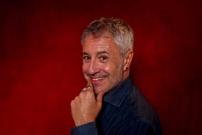 El cantante Sergio Dalma posa para Europa Press en el Espacio Uno Nueve, a 23 de noviembre de 2023, en Madrid (España). Dalma ha lanzado el álbum 'Sonríe porque estás en la foto'.