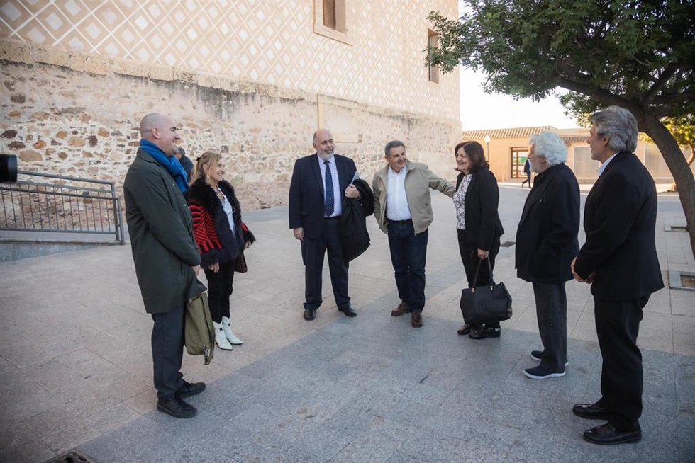 La presidenta de la UCAM, María Dolores García, conversa con los organizadores y conferenciantes del Congreso