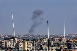 Columna de humo tras un ataque de Israel sobre la Franja de Gaza