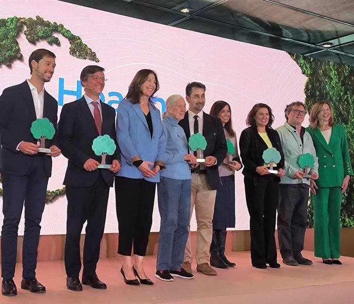 La consejera de Medio Ambiente y Movilidad del Ayuntamiento, Tatiana Gaudes, recogiendo el premio 'Healthy Cities'