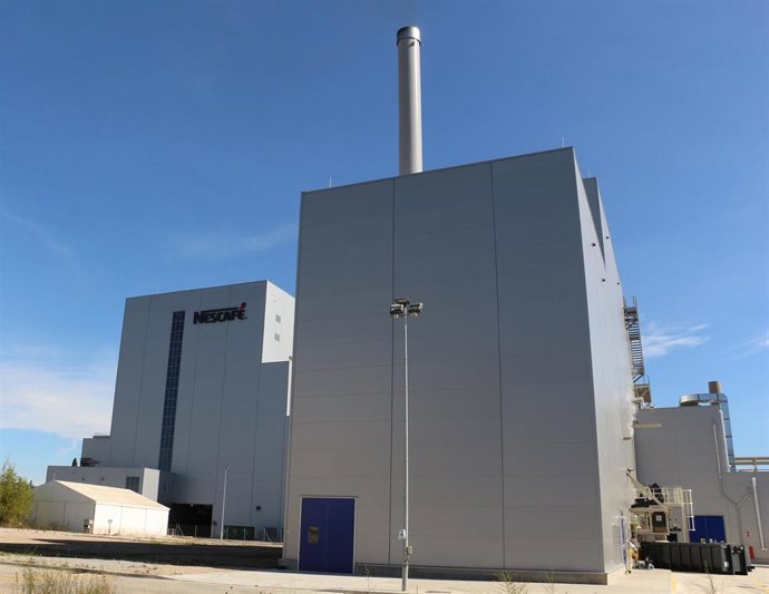 Archivo - Caldera que utiliza los posos de café en la planta de Nestlé en Girona