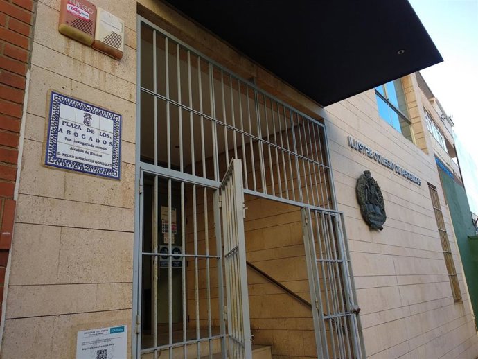 Fachada del Colegio de Abogados de Huelva.