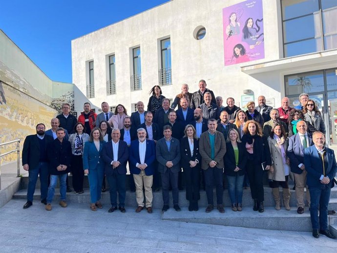 Foto de familia de los asistentes a la Asamblea de ARA.