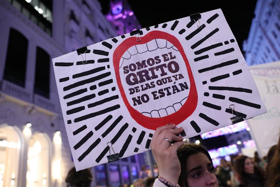 Archivo - Una pancarta durante una manifestación contra las violencias machistas 