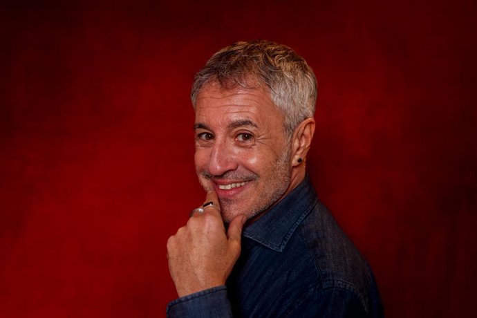 El cantante Sergio Dalma posa para Europa Press en el Espacio Uno Nueve, a 23 de noviembre de 2023, en Madrid (España). Dalma ha lanzado el álbum 'Sonríe porque estás en la foto', que celebra la veteranía y la sabiduría, unidas a las ganas de seguir inn