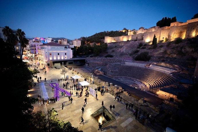 Málaga despliega un gran lazo morado para recordar a las víctimas mortales de la violencia de género