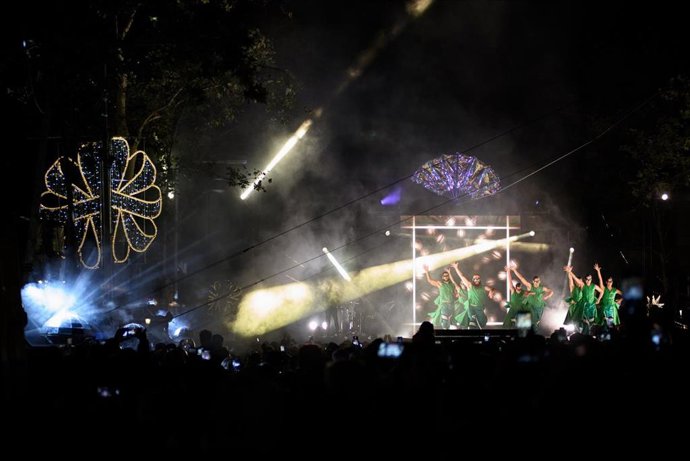 El espectáculo de encendido de luces de Navidad en el paseo de Grcia de Barcelona.