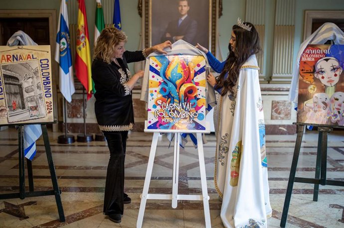 La alcaldesa de Huelva, Pilar Miranda (izquierda), junto al cartel del Carnaval Colombino 2024, 'Choco de confeti y serpentina'.