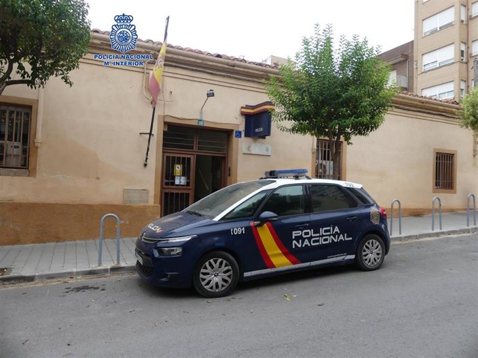 Archivo - Un vehículo de la Policía Nacional estacionado frente a la Comisaría de Yecla (Murcia)