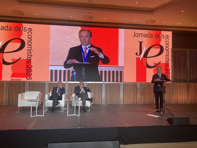 (I-D) El delegado del Gobierno, Carlos Prieto; el teniente de alcalde, Jordi Valls, y el decano del ColLegi d'Economistes de Catalunya, Carles Puig de Travy.