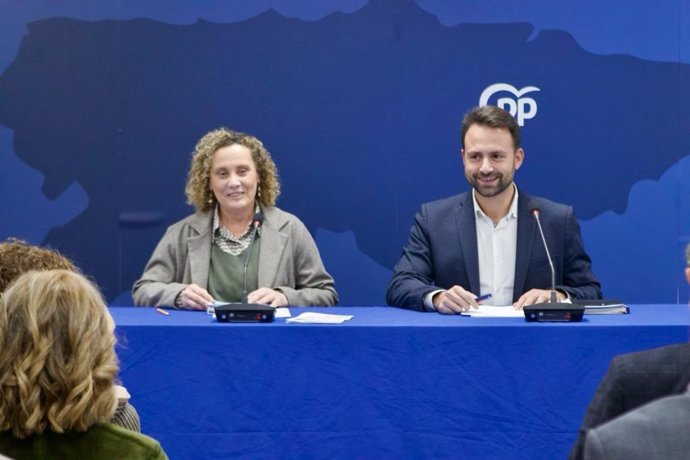 La nueva secretaria general del PP de Asturias, Beatriz Llaneza, y el presidente del partido en la región, Álvaro Queipo.