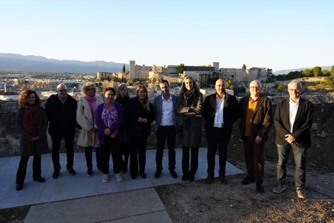 La consellera de Cultura, Natlia Garriga; el alcalde de Tortosa, Jordi Jordan, y la responsable territorial en Catalunya de la Fundación 'la Caixa', Patrícia Alocén, visitan la restauración de la muralla del Rastre de Tortosa