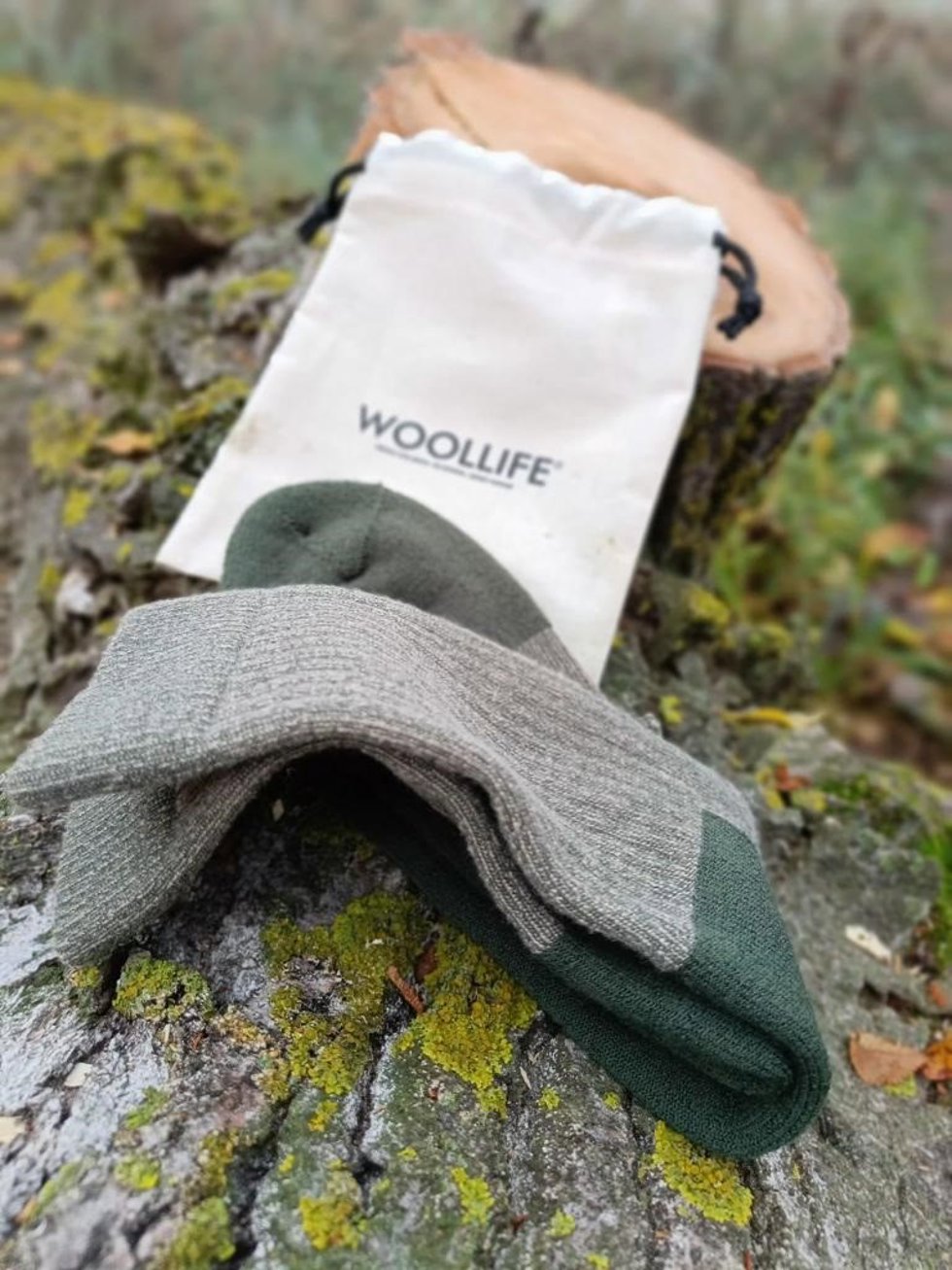Calcetines de la marca Woollife, una empresa de Castilla y León que produce calcetines y prendas de piel de lana de oveja, producido con materias primas de productores locales 100% reciclables y compostables.