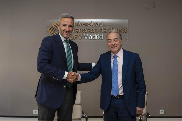El director general de Madrileña Red de Gas, Alejandro Lafarga, y el vicerrector de Investigación de la Universidad Francisco de Vitoria, Alberto López Rosado.