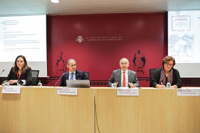 El decano del Colegio de la Abogacía de Barcelona (Icab), Jesús M. Sánchez, el decano del Colegio de la Abogacía de Madrid y presidente de la Asociación Española de Derecho de Consumo (AEDC), Eugenio Ribón, en el V Congreso de Consumo de la Abogacía