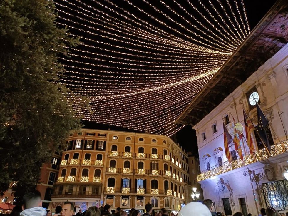 Fachada del Ayuntamiento de Palma en el día en que se ha encendido la iluminación de Navidad.