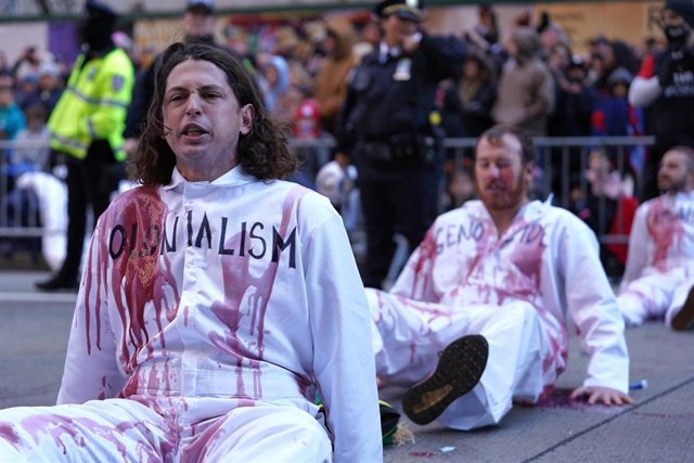 Manifestantes en apoyo a Palestina bloquean el paso al desfile de Acción de Gracias en Nueva York.