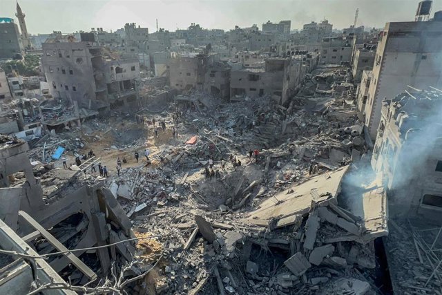 Una vista general de los destrozos tras un bombardeo israelí sobre Yabalia, en la Franja de Gaza