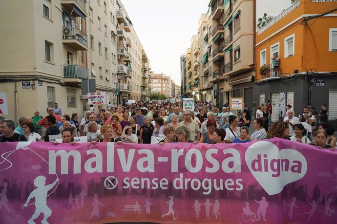 Archivo - Decenas de personas protestan durante una manifestación convocada por la Asociación de Vecinos y Amics de la Malva, en una imagen de archivo