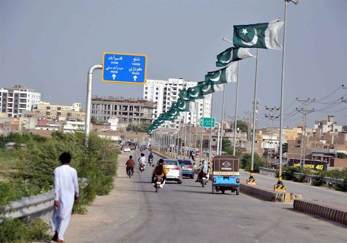 Archivo - Banderas paquistaníes en la ciudad de Hyderabad  