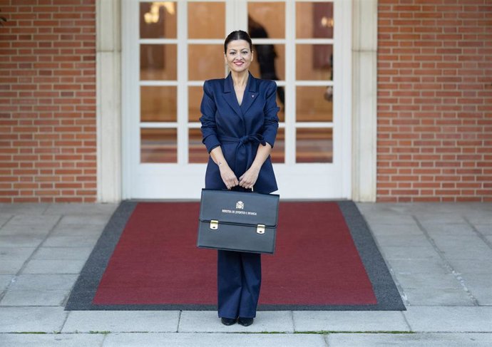 La ministra de Juventud e Infancia, Sira Rego, posa con su cartera a su llegada a la primera reunión de Consejo de Ministros de la XV legislatura, en el Palacio de la Moncloa, a 22 de noviembre de 2023, en Madrid (España).