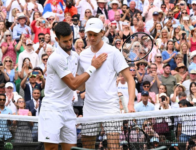 Archivo - Novak Djokovic of Serbia consoles Jannik Sinner of Italy at the net after the match during the 2022 Wimbledon Championships, Grand Slam tennis tournament on July 5, 2022 at All England Lawn Tennis Club in Wimbledon near London, England - Photo