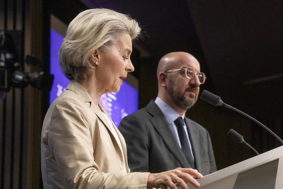La presidenta de la Comisión Europea, Ursula von der Leyen, y el presidente del Consejo Europo, Charles Michel