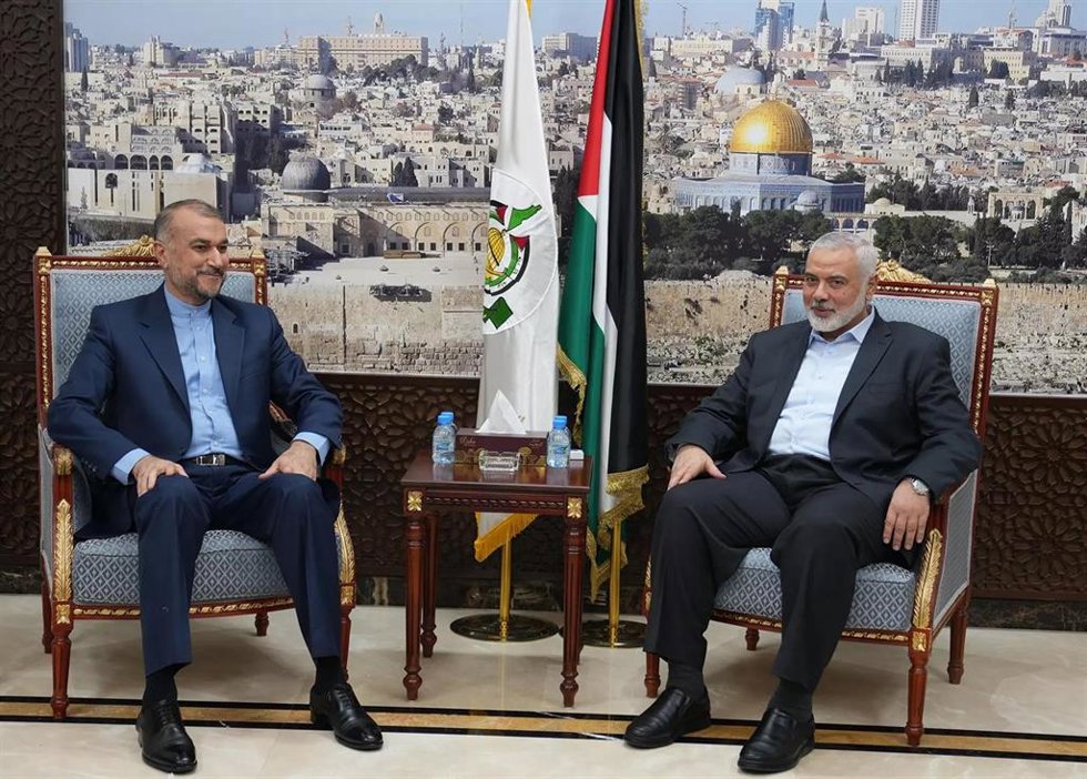 El ministro de Exteriores de Irán, Hosein Amirabdolahian, y el líder del brazo político del Movimiento de Resistencia Islámica (Hamás), Ismail Haniye