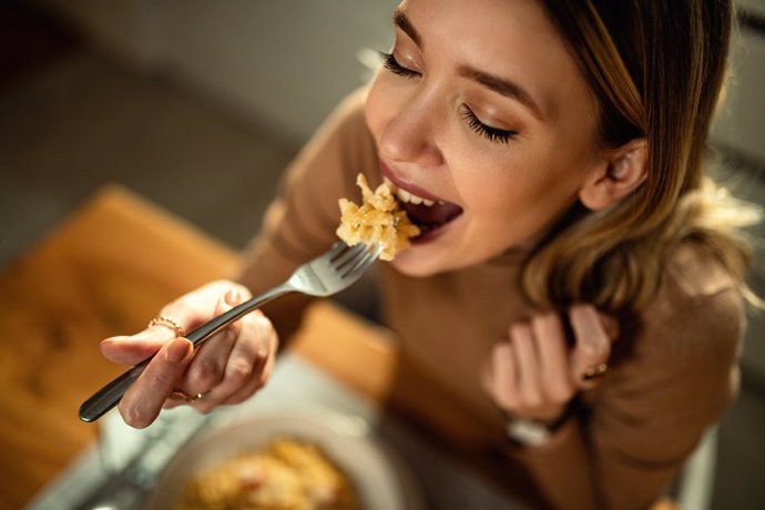 Archivo - Mujer comiendo.