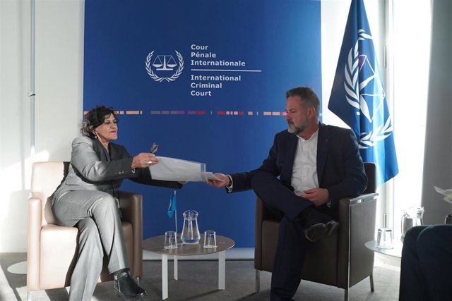 El eurodiputado Manu Pineda, de Izquierda Unida, en la Corte Penal Internacional.