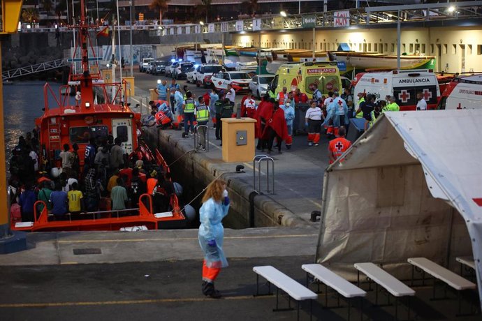 Archivo - Llegada de un barco de Salvamento Marítimo que ha rescatado a una patera con 70 personas en el Muelle Deportivo, a 19 de julio de 2023, en Las Palmas, Gran Canaria, Canarias (España). Salvamento Marítimo ha rescatado una patera con 70 migrante
