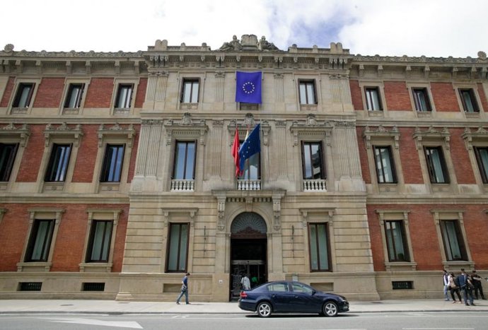 Archivo - Fachada del Parlamento de Navarra.