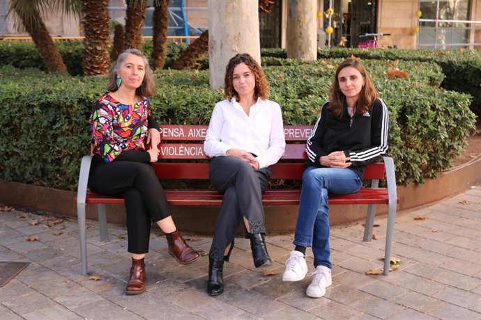 Las portavoces municipales de MÉS, Neus Truyol, PSIB, Rosario Sánchez, y Unidas Podemos, Lucía Muñoz, en Palma.