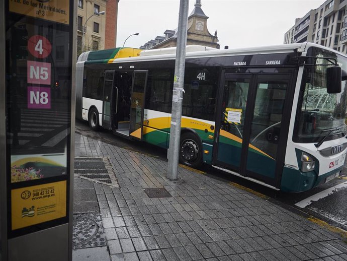 Archivo - Un autobús urbano realiza una la parada de la Plaza de las Merindades.