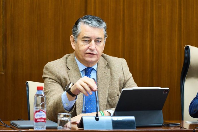 El consejero de la Presidencia, Interior, Diálogo Social y Simplificación Administrativa, Antonio Sanz, comparece en la comisión de Presidencia, Interior, Diálogo Social y Simplificación Administrativa  en la sede del Parlamento de Andalucía, a 23 de no