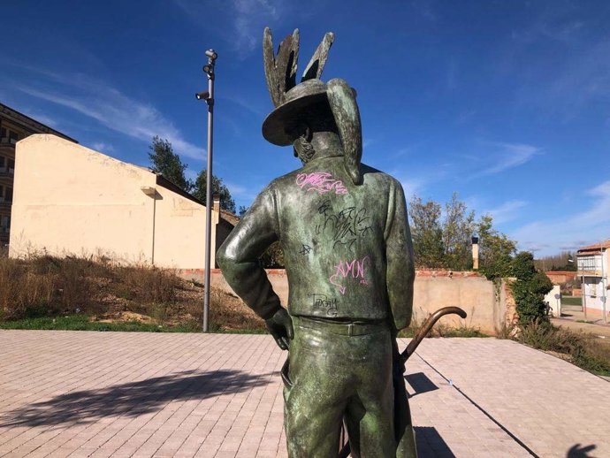 Pintadas en la escultura del 'Zarrón', en Almazán.