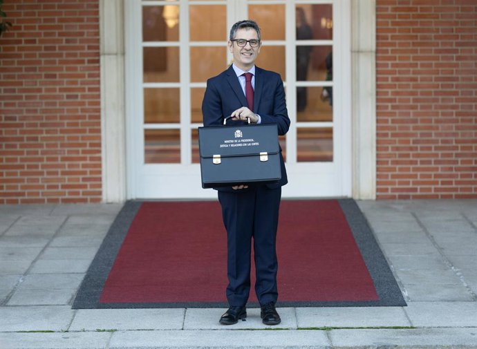 El ministro de Presidencias, Relaciones con las Cortes y Justicia, Félix Bolaños, posa con su cartera a su llegada a la primera reunión de Consejo de Ministros de la XV legislatura, en el Palacio de la Moncloa, a 22 de noviembre de 2023, en Madrid (Espa