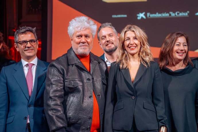 (I-D) El ministro de la Presidencia, Justicia y Relaciones con las Cortes, Félix Bolaños; el director de cine Pedro Almodóvar; el director del medio digital 'InfoLibre', Daniel Basteiro; la vicepresidenta segunda y ministra de Trabajo y Economía Social,