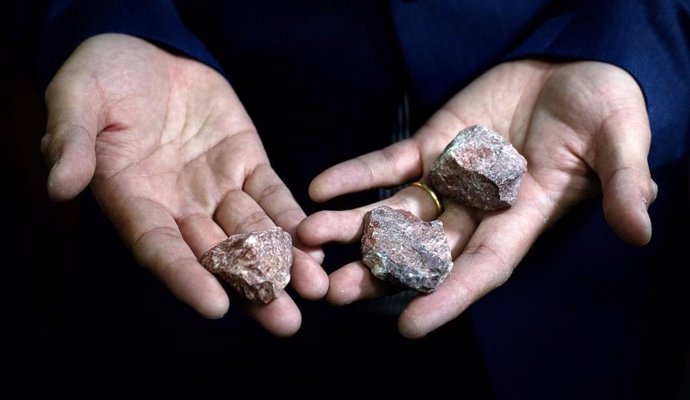 El profesor Wenhao Sun muestra dolomita de su colección personal de rocas.