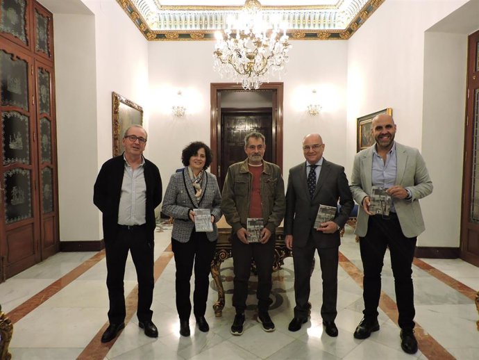 Presentación del nuevo número de 'Arte Hispalense' en la Casa de la Provincia, dedicado a la obra de Carlos Montaño.