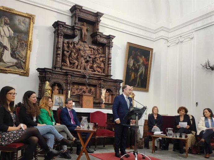 El rector de la Universidad de Oviedo, Ignacio Villaverde, presenta la mesa de diálogo 'Investigación y compromiso de la Universidad de Oviedo contra la violencia de género'