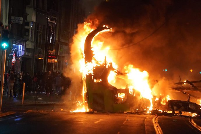 23 November 2023, Ireland, Dublin: A bus burns on O'Connell Street in Dublin during protests following the stabbings earlier. Five people, including three children, were taken to hospital following a suspected stabbing outside a Dublin school. Photo: Br