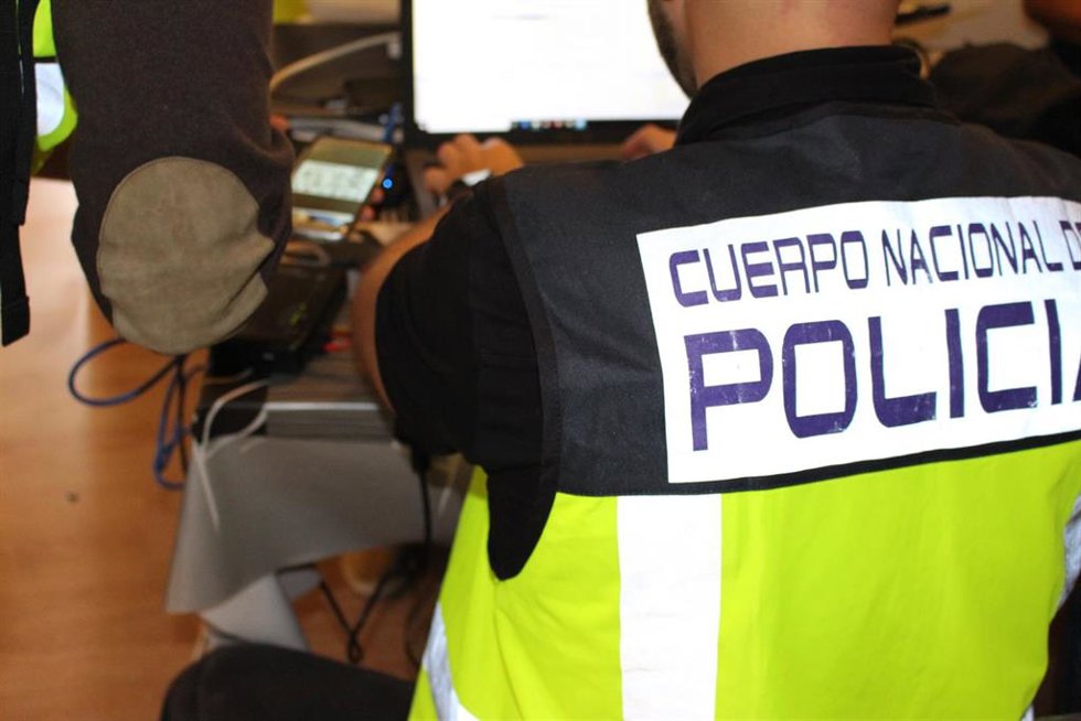 La Policía Nacional detiene a un hombre por simulación de delito y estafa a entidades bancarias y empresas de mensajería
