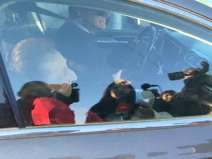 Doña Margarita abandonando este viernes la casa de Pedro Campos