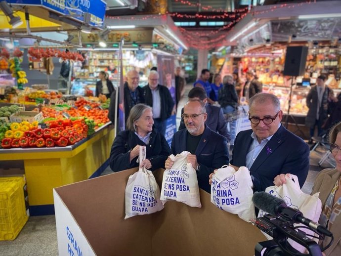 El conseller de Derechos Sociales, Carles Campuzano, en el acto inaugural del Gran Recapte d'Aliments en el Mercat de Santa Caterina de Barcelona.
