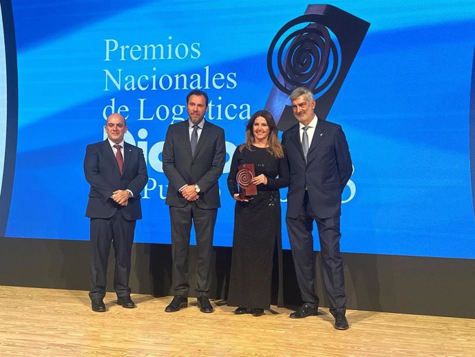 La directora general del CZFB, Blanca Sorigué, recibió el premio de manos del ministro de Transportes y Movilidad Sostenible, Óscar Puente