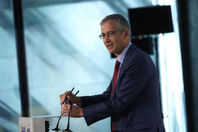 Archivo - El gobernador del Banco de España, Pablo Hernández de Cos, durante la celebración del XIV Encuentro Financiero del diario Expansión y KPMG, en el Auditorio Rafael del Pino en Madrid, a 9 de octubre de 2023, en Madrid (España). 