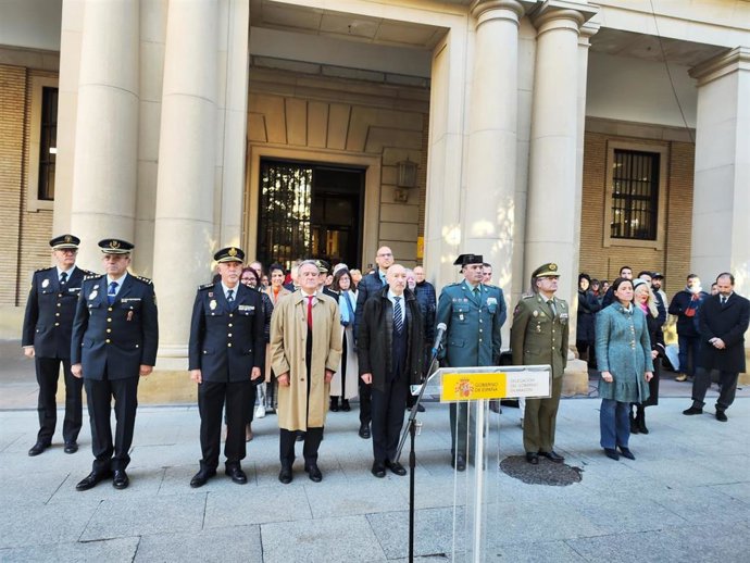 El delegado del Gobierno en Aragón, Fernando Beltrán,  guardar un minuto de silencio por el 25-N